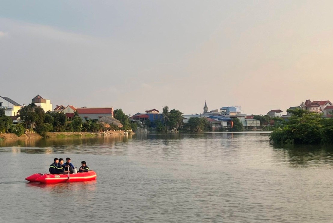 Đội Cảnh sát PCCC và CNCH khu vực 5 tìm kiếm nạn nhân ở xã An Hoà. Ảnh: Công an Hải Phòng