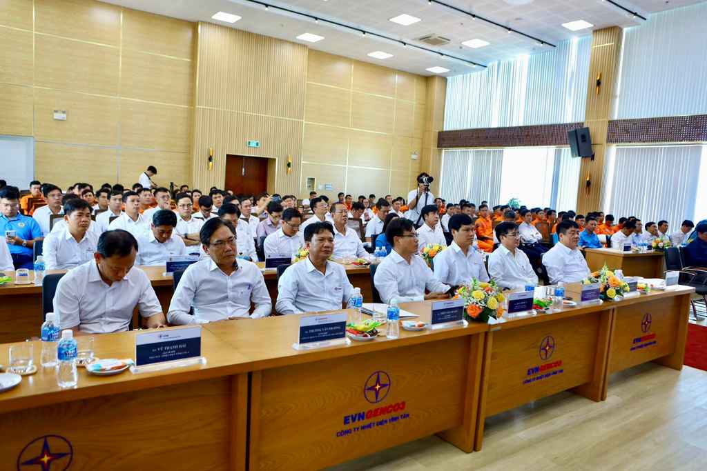 Các đại biểu, công nhân lao động tham dự Lễ Phát động Tháng Công nhân 2024 do Công đoàn Điện lực Việt Nam tổ chức. Ảnh: Duy Tuấn