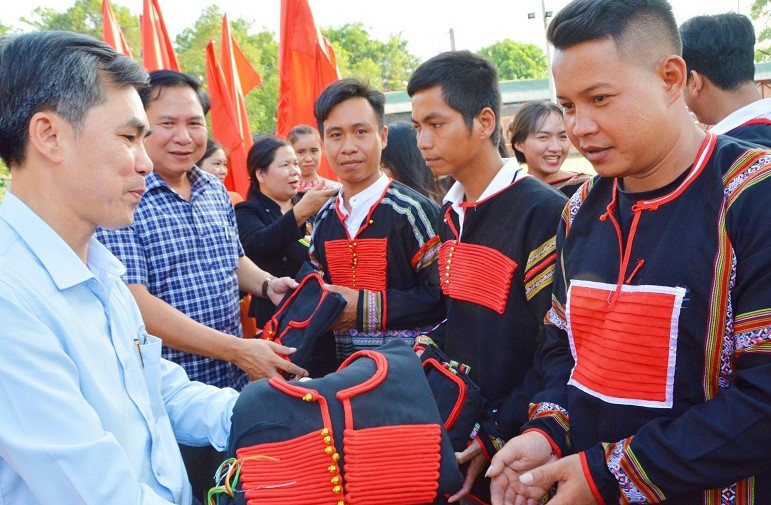 Cơ quan chức năng trao tặng  1 bộ Čing K’nah và 20 bộ trang phục truyền thống cho Câu Lạc bộ. Ảnh: Bảo Trung 