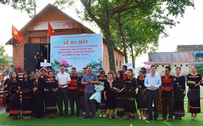 Lễ ra mắt Câu lạc bộ văn hoá dân dân tộc Ê đê tại buôn AlêB, phường Ea Tam. Ảnh: Bảo Trung