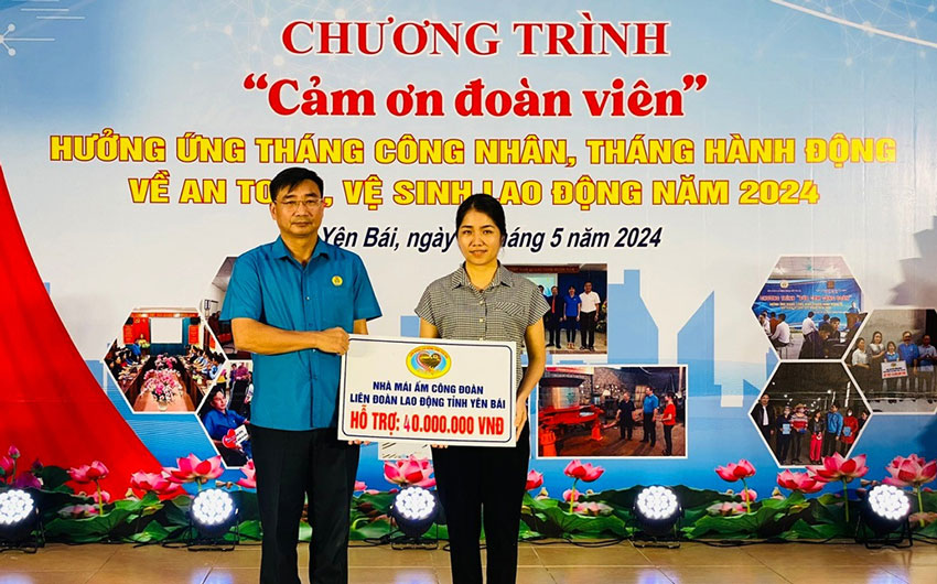 Ông Nguyễn Chương Phát - Chủ tịch LĐLĐ tỉnh Yên Bái trao kinh phí hỗ trợ 40 triệu đồng làm “Nhà mái ấm công đoàn” cho đoàn viên có hoàn cảnh khó khăn. Ảnh: Hồng Oanh