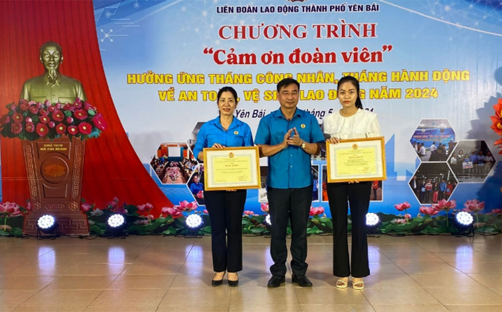 Trao Bằng khen của Tổng LĐLĐ Việt Nam cho 1 tập thể, 1 cá nhân có nhiều thành tích xuất sắc trong hoạt động công đoàn. Ảnh: Hồng Oanh