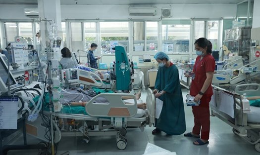 Công việc đặc thù của nhân viên y tế Ảnh: Hải Nguyễn