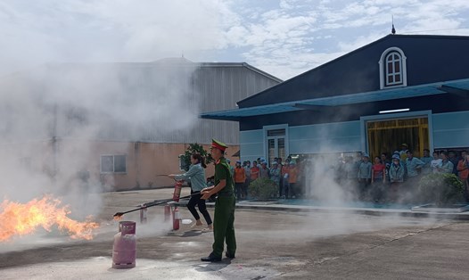Công nhân lao động thực hành sử dụng bình chữa cháy dập tắt đám cháy. Ảnh: Nguyễn Hằng 