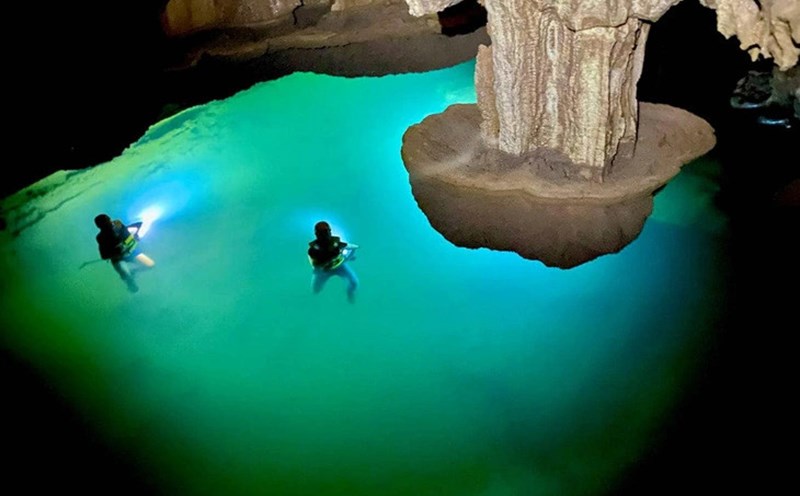 Hồ nước treo lơ lửng được phát hiện trong hang động ở Quảng Bình. Ảnh: L. Dũng