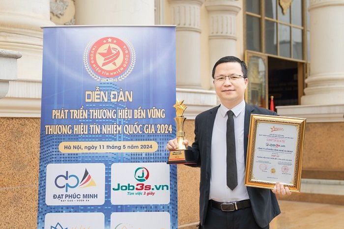Ảnh: CEO Tony Vũ đại diện job3s.vn lên nhận giải thưởng 