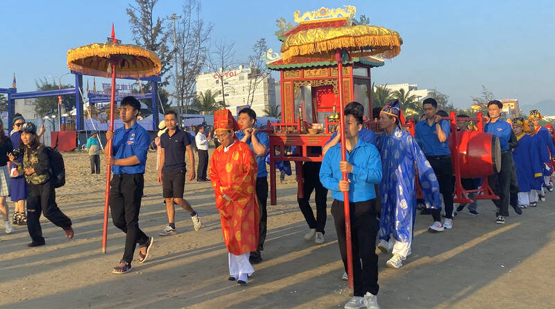 Lễ hội cầu ngư ở Đà Nẵng. Ảnh: Lao Động