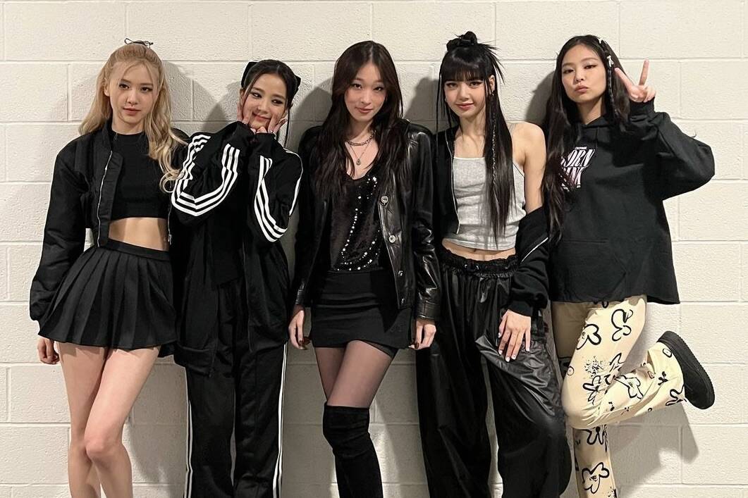 Moon Seo Yoon chụp hình cùng Blackpink khi đi xem concert Born Pink. Ảnh: Instagram