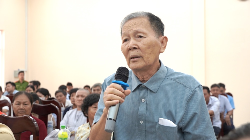 Ông Lê Văn Út (xã Lục Sĩ Thành, huyện Trà Ôn) phát biểu tại buổi gặp gỡ. Ảnh: Tạ Quang
