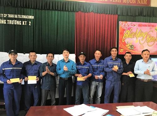 Trao thưởng Chiến dịch thi đua 120 ngày đêm ngay tại nhà giao ca. Ảnh: CĐ TKV