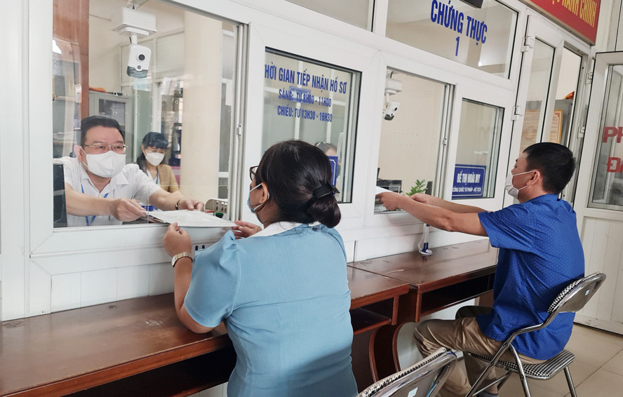 Giải quyết thủ tục hành chính cho người dân tại bộ phận một cửa UBND phường Dịch Vọng Hậu (quận Cầu Giấy, Hà Nội). Ảnh: Hiền Chi
