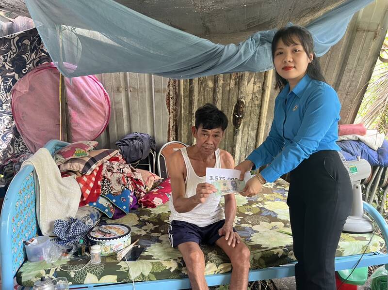 Quỹ XHTT Tấm lòng Vàng đã trao số tiền của bạn đọc Báo Lao Động đóng góp gửi đến gia đình ông Phạm Văn Thại ở tỉnh Vĩnh Long. Ảnh: Hoàng Lộc