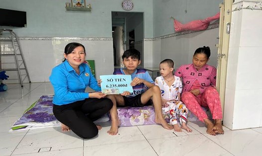 Quỹ XHTT Tấm lòng Vàng đã trao số tiền của bạn đọc Báo Lao Động đóng góp gửi đến gia đình hai em Huỳnh Nhựt Thêm và Huỳnh Nhựt Em ở tỉnh Vĩnh Long. Ảnh: Hoàng Lộc