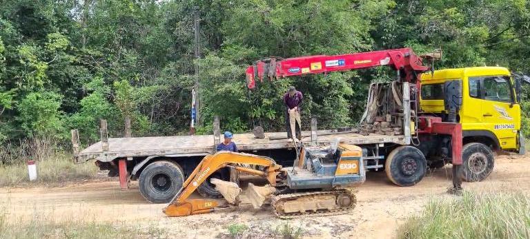 Lực lượng chức năng kịp thời phát hiện, ngăn chặn ông B.M.P san ủi đất rừng đặc dụng. Ảnh: CTV