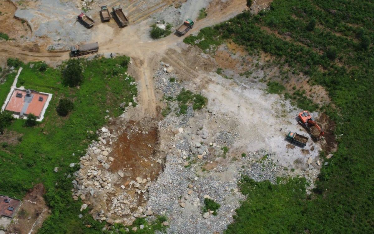 Đại diện lãnh đạo UBND huyện Hà Trung cũng cho hay, khu vực đang vận chuyển đất là bãi thải của hầm Thung Thi khi thi công đường cao tốc trước đó, việc xe chở đất đi vào cao tốc không thuộc quản lý của chính quyền địa phương. Ảnh: Minh Hoàng