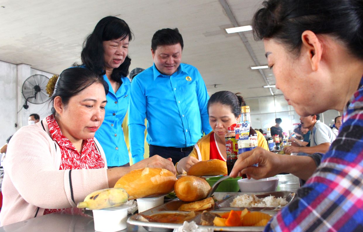 Bà Huỳnh Thị Tuyết Vui và ông Nguyễn Thanh Nhàn thăm hỏi và giám sát Bữa cơm Công đoàn. Ảnh: Thanh Nhàn