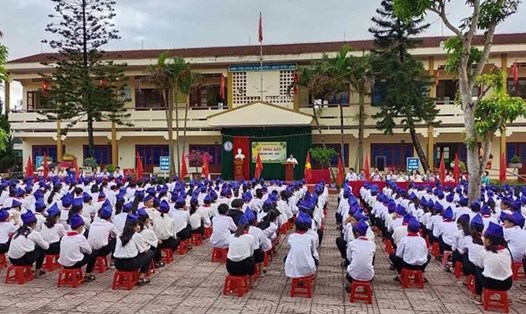 Học sinh và giáo viên Trường THCS Tiến Thiết (huyện Nghi Lộc, Nghệ An) trong lễ tổng kết năm học. Ảnh: Trường THCS Tiến Thiết