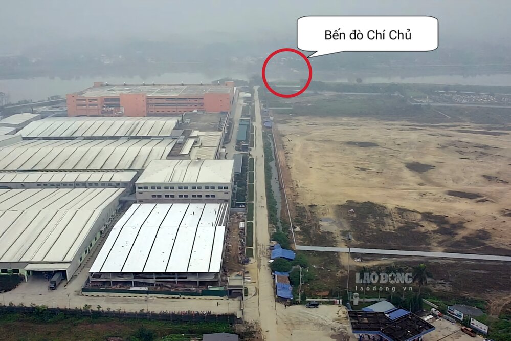 Bến đò Chí Chủ nằm sát cụm công nghiệp thị trấn Sông Thao, huyện Cẩm Khê. Ảnh: Tô Công.