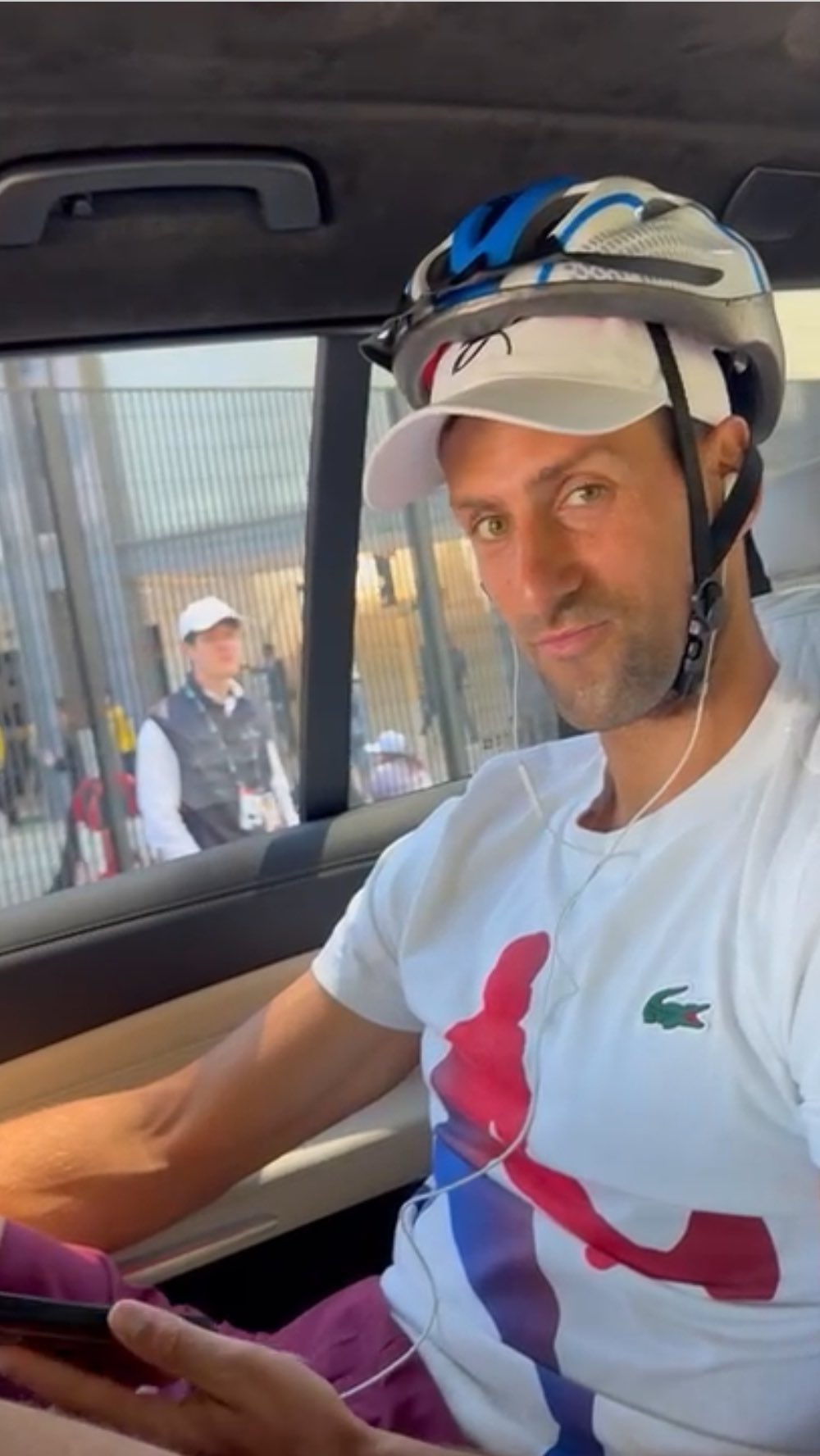 Novak Djokovic đội mũ bảo hiểm đến sân với dòng trạng thái “An toàn trên hết“. Ảnh: Twitter Djokovic
