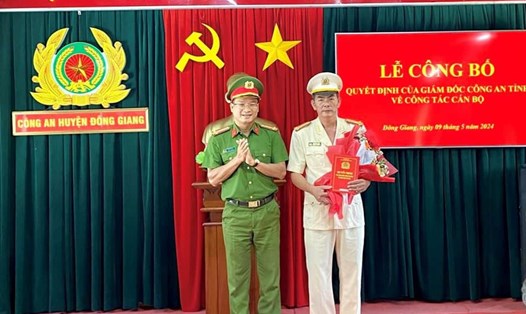 Thượng tá Ngô Đình Miền nhận quyết định bổ nhiệm. Ảnh: Công an tỉnh Quảng Nam
