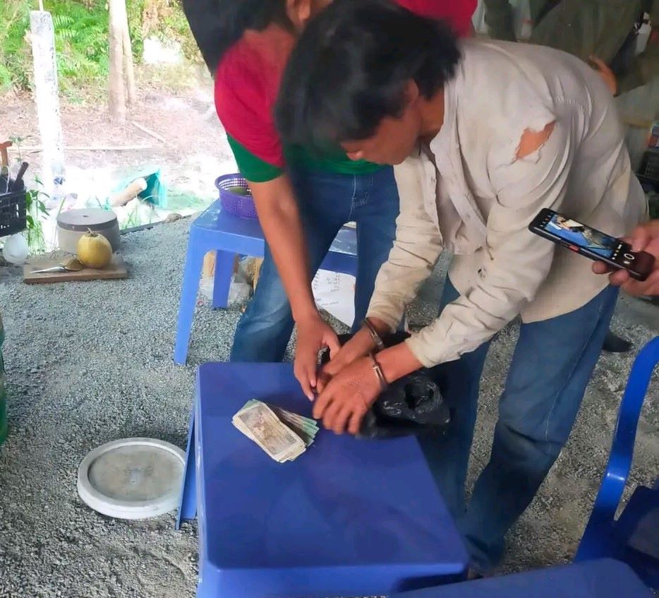 Công an huyện Phú Giáo bắt giữ người đàn ông cướp giật túi xách của người phụ nữ đi mua mủ cao su. Ảnh: CAPG