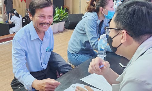 Người lao động tại TP Đà Nẵng được khám, nhận thuốc miễn phí. Ảnh: Thùy Trang