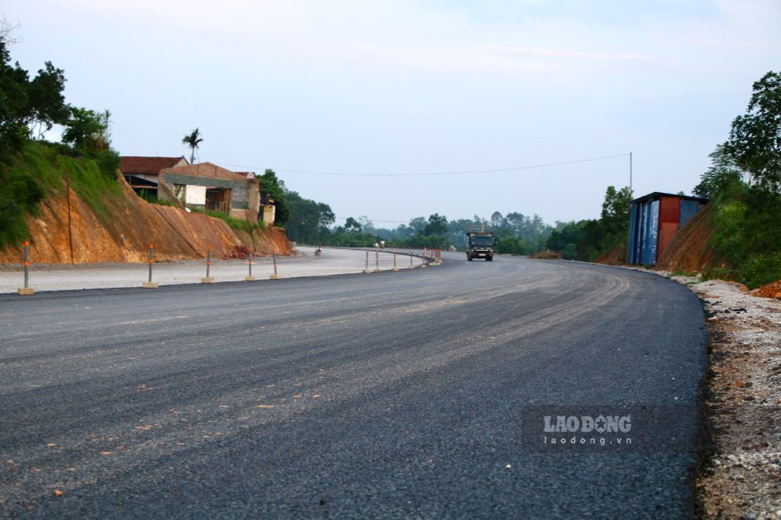 Nhà ông Nguyễn Văn Huấn, xóm Xuân Dương, xã Thành Công (TP Phổ Yên) nằm ngày cạnh tuyến đường liên kết cho hay, trước đây đoạn đường khi đang thi công nên rất bụi. Tuy nhiên, sau khi được thảm nhựa, đoạn đường đã thông thoáng, sạch sẽ hơn.