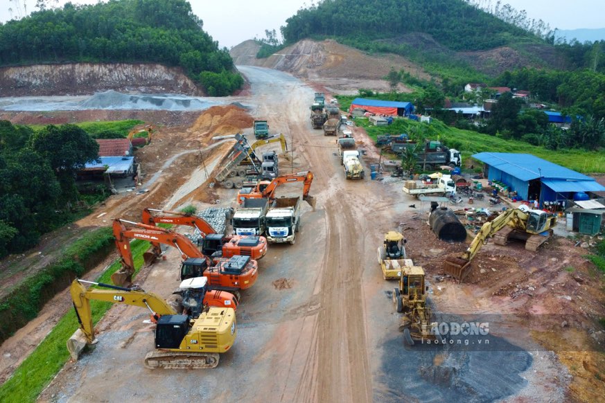 Nhiều nhân công, phương tiện chuyên dụng đang tiếp tục được huy động đến công trường để thi công, đẩy nhanh tiến độ dự án.