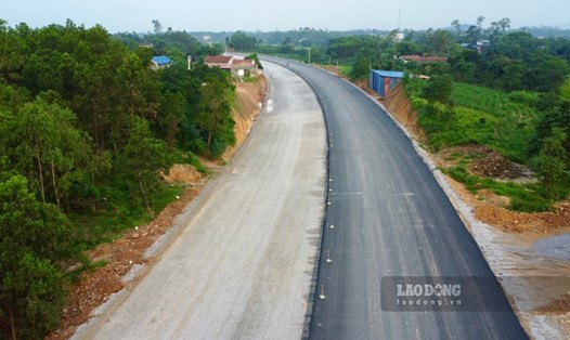 Tuyến đường liên kết tổng mức đầu tư gần 4.000 tỉ đồng đã trải thảm nhựa những kilomet đầu tiên. Ảnh: Việt Bắc.
