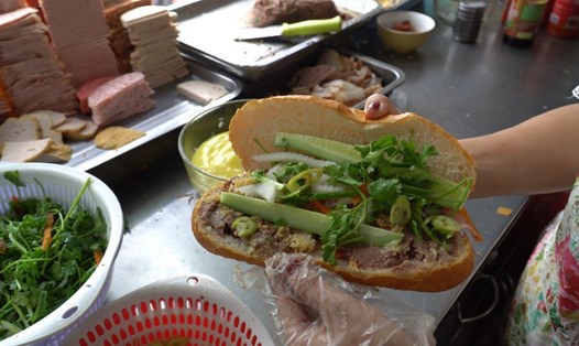 Bánh mì Việt Nam được đánh giá cao trong top những món ăn đường phố nổi tiếng châu Á. Ảnh: Lê Chân