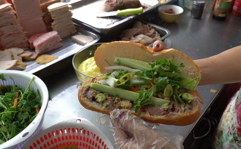 Bánh mì Việt Nam được đánh giá cao trong top những món ăn đường phố nổi tiếng châu Á. Ảnh: Lê Chân