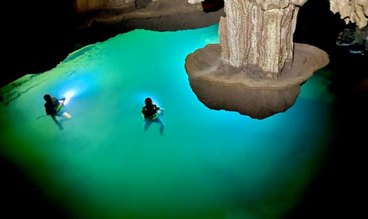 Hồ nước "treo" lơ lửng trong hang động ở Quảng Bình. Ảnh: Lê Lưu Dũng