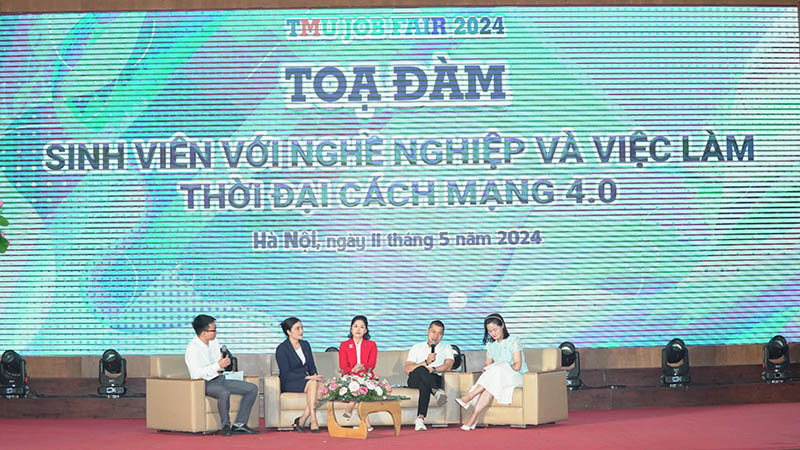 Tọa đàm tại Hội chợ hướng nghiệp và việc làm TMU năm 2024. Ảnh: Anh Thư