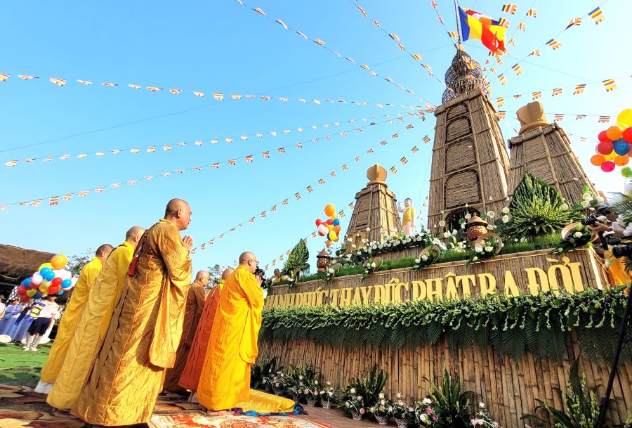 Phật tử ở Quảng Trị đồng lòng dựng tháp tre cao 40m mừng lễ Phật đản