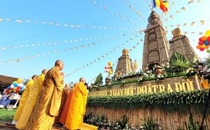 Phật tử ở Quảng Trị đồng lòng dựng tháp tre cao 40m mừng lễ Phật đản