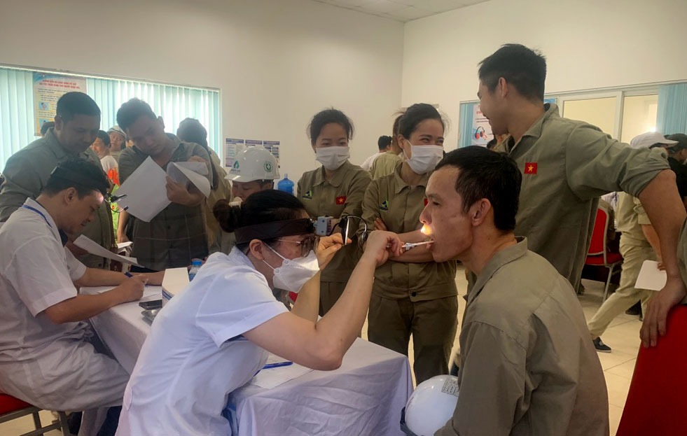 Bác sĩ Trung tâm Kiểm soát bệnh tật tỉnh Yên Bái khám bệnh cho công nhân Công ty Cổ phần An Tiến. Ảnh: Anh Dũng