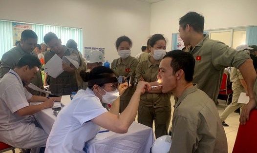 Bác sĩ Trung tâm Kiểm soát bệnh tật tỉnh Yên Bái khám bệnh cho công nhân Công ty Cổ phần An Tiến. Ảnh: Anh Dũng