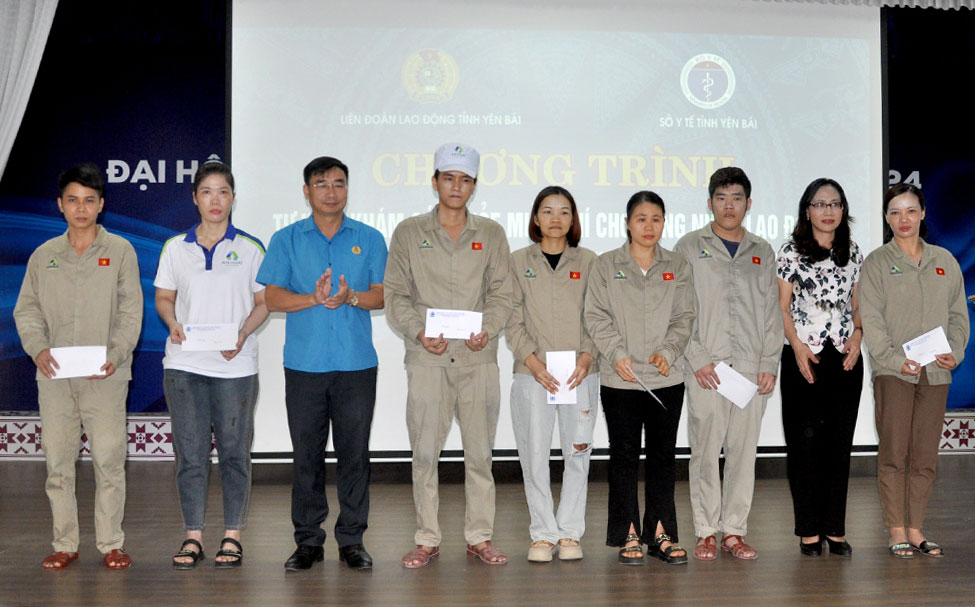 Nhân dịp này, Liên đoàn Lao động tỉnh Yên Bái và Sở Y tế đã trao 7 suất quà cho công nhân lao động có hoàn cảnh khó khăn. Ảnh: Anh Dũng