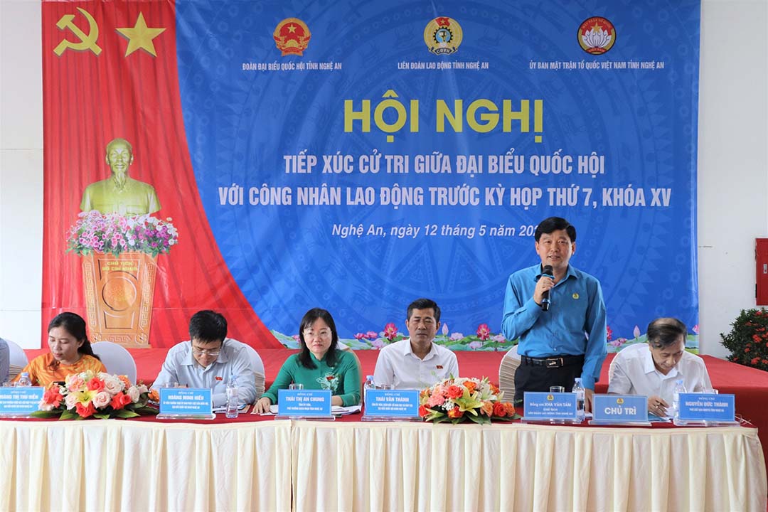 Chủ tịch LĐLĐ tỉnh Nghệ An Kha Văn Tám phát biểu tại hội nghị. Ảnh: Trần Vân