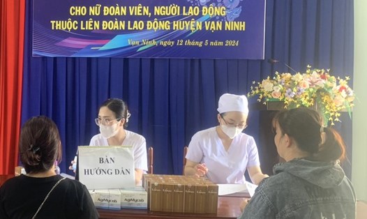 Hưởng ứng Tháng Công nhân, LĐLĐ tỉnh Khánh Hòa tổ chức chương trình tư vấn và khám sức khỏe sinh sản cho lao động nữ. Ảnh: M.Nguyệt