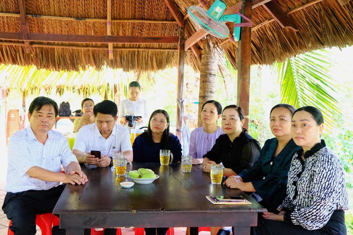 Các bộ công đoàn Cần Thơ và Thanh Hóa lắng nghe, trao đổi kinh nghiệm với nhau. Ảnh: Mỹ Ly