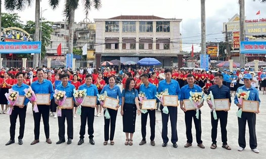 LĐLĐ huyện Vĩnh Bảo trao quyết định thành lập 9 công đoàn cơ sở. Ảnh: Song Hương