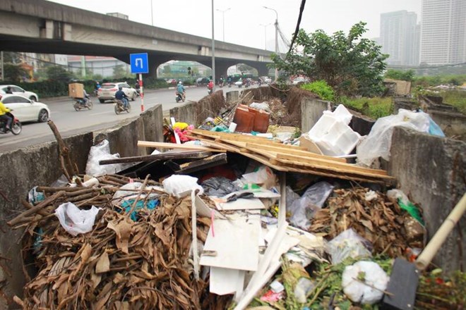 Tuyến đường Phạm Hùng (TP Hà Nội) trở thành nơi tập kết rác thải tự phát. Ảnh: Tâm Giang