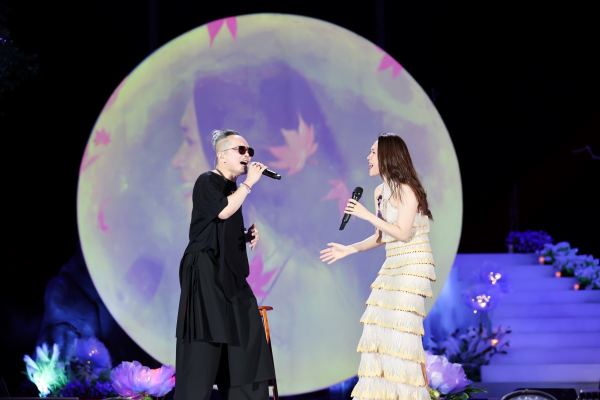 Ca sĩ Mỹ Tâm song ca với Jimmii Nguyễn tại My Soul 1981 tổ chức ở khu vực Hồ Tràm. Ảnh: NSCC