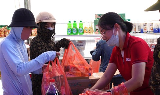 Hàng nghìn người lao động Đà Nẵng được khám sức khỏe, mua hàng miễn phí. Ảnh: Trần Thi