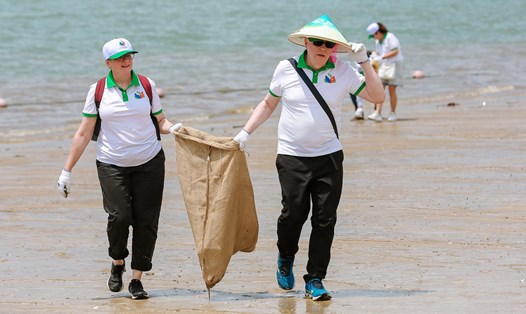 Các đại biểu tham gia vệ sinh môi trường bãi biển Công viên Đại Dương, phường Bãi Cháy, thành phố Hạ Long. Ảnh: Đoàn Hưng