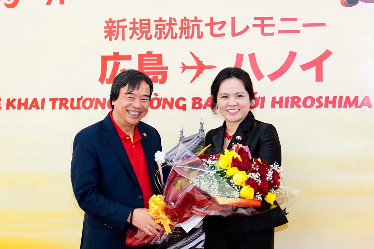 Đại diện Sân bay Hiroshima và Tổng lãnh sự quán Việt Nam tại Fukuoka chào đón đường bay mới của Vietjet. Ảnh: 