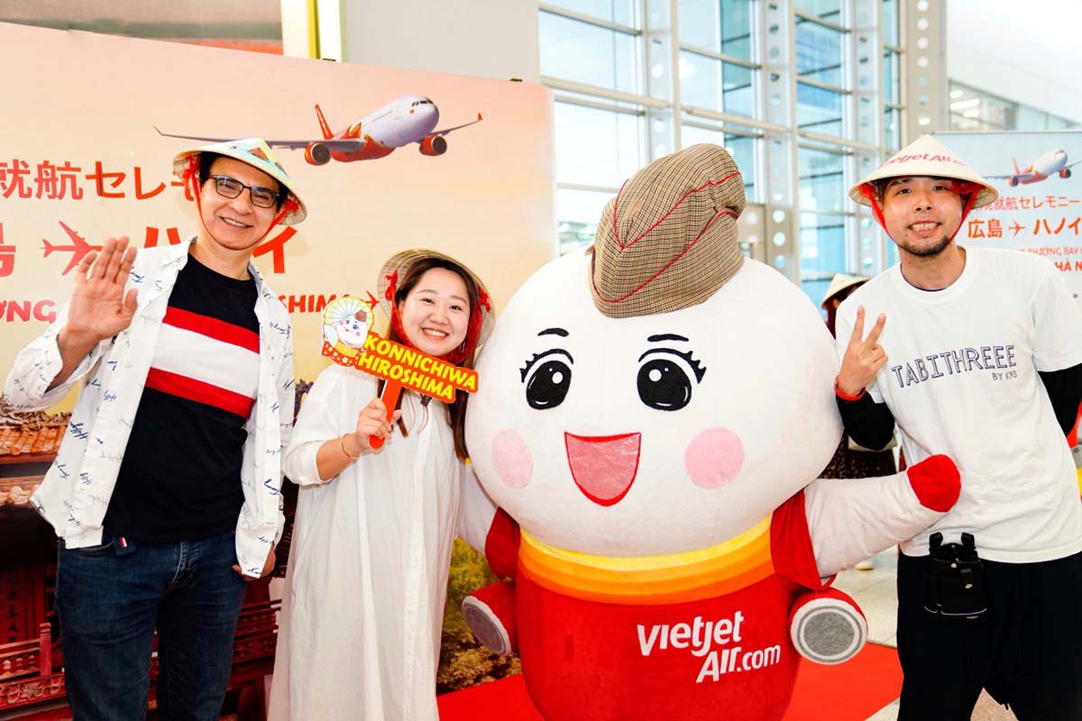 Hành khách trên các chuyến bay khai trương nhận các phần quà lưu niệm từ Vietjet và sân bay Hiroshima. Ảnh: 