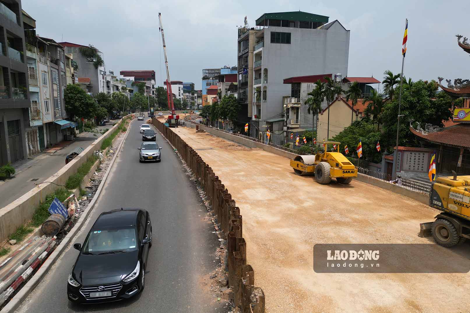 Hiện các đơn vị thực hiện dự án đã hoàn thành toàn bộ hơn 2,9km tường chắn bê tông cốt thép và 2,6km tường chắn giao thông trái tuyến và một số cửa khẩu qua đê và đã hoàn thành mở rộng đường Âu Cơ. 