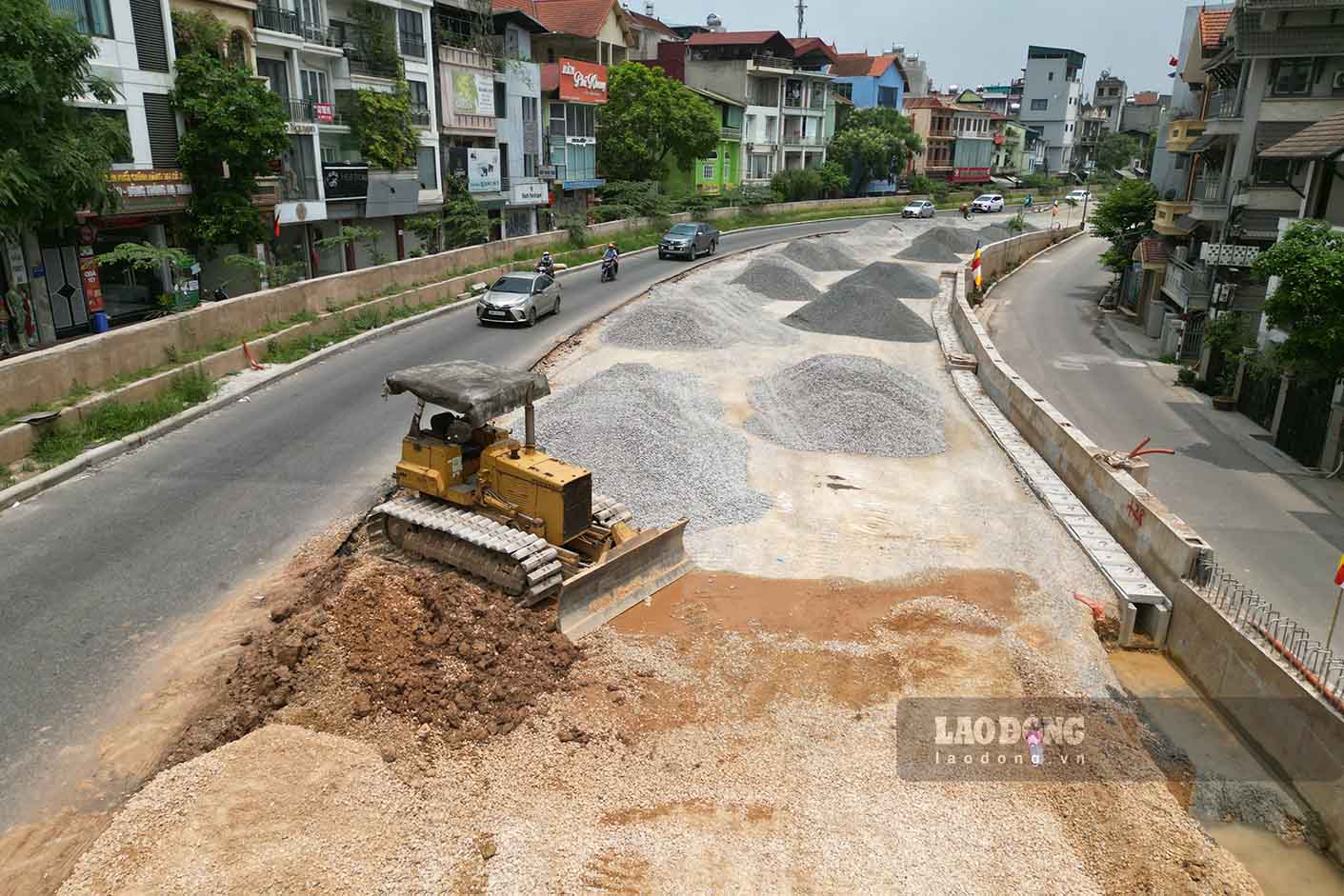 Máy móc được huy động trên công trường để tập trung hoàn thiện hạng mục thảm bê tông nhựa.